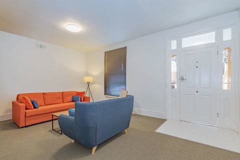 4 Bedroom House - Hobart CBD - Free Parking - Free WIFI - Schoolies Week Accommodation 10