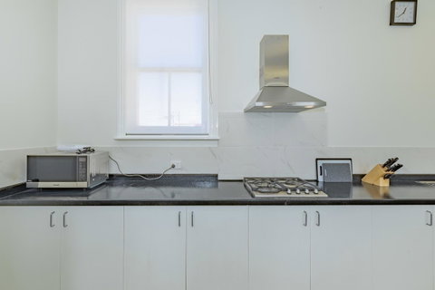 4 Bedroom House - Hobart CBD - Free Parking - Free WIFI - Schoolies Week Accommodation 8