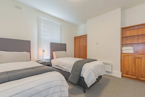 4 Bedroom House - Hobart CBD - Free Parking - Free WIFI - Schoolies Week Accommodation 1