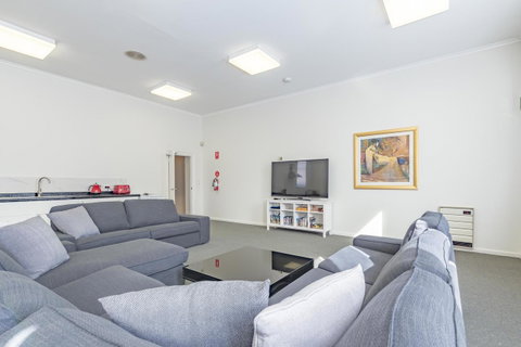 4 Bedroom House - Hobart CBD - Free Parking - Free WIFI - Schoolies Week Accommodation 12