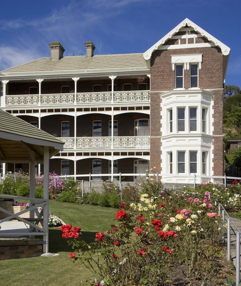 Auldington Hotel - Schoolies Week Accommodation 0
