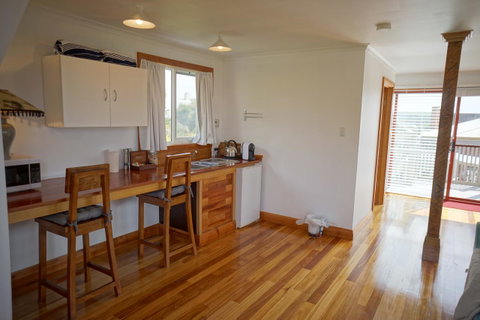 @ The Beach & Not Quite @ The Beach Holiday Cottages - Stanley - Schoolies Week Accommodation 4
