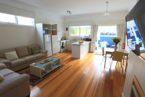 @ The Beach & Not Quite @ The Beach Holiday Cottages - Stanley - Schoolies Week Accommodation 22