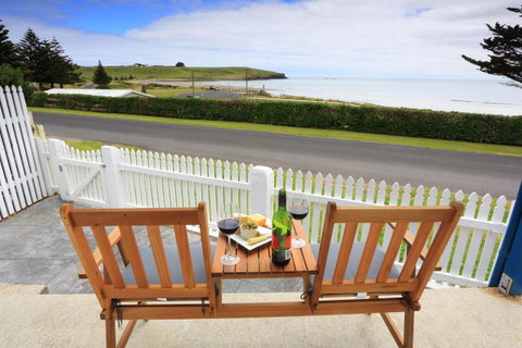 @ The Beach & Not Quite @ The Beach Holiday Cottages - Stanley - Schoolies Week Accommodation 7