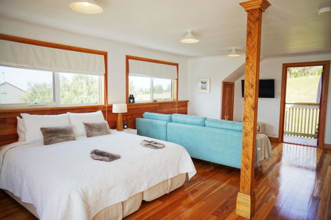 @ The Beach & Not Quite @ The Beach Holiday Cottages - Stanley - Schoolies Week Accommodation 6