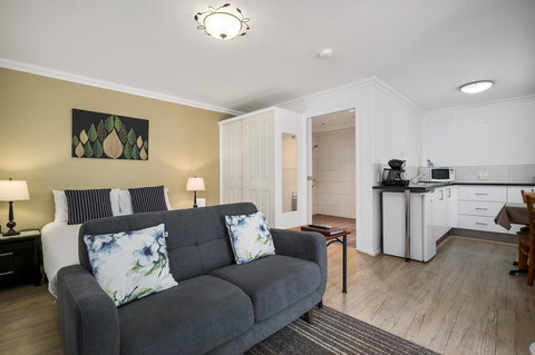 Oyster Cove Chalet - Schoolies Week Accommodation 2