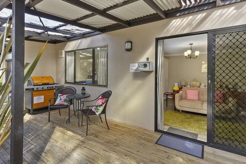 Oyster Cove Chalet - Schoolies Week Accommodation 3