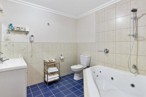 Oyster Cove Chalet - Schoolies Week Accommodation 12