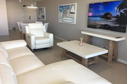 NEW UPMARKET COMFORTABLE 2 Bed, 2 Bath, OCEAN VIEWS, 250m To BUDDINA BEACH! - Schoolies Week Accommodation 3