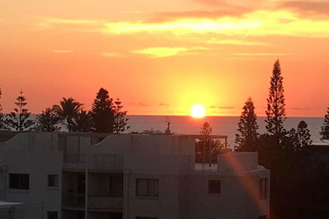 NEW UPMARKET COMFORTABLE 2 Bed, 2 Bath, OCEAN VIEWS, 250m To BUDDINA BEACH! - Schoolies Week Accommodation 1