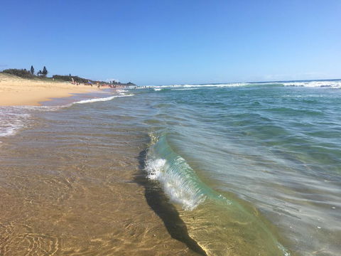 NEW UPMARKET COMFORTABLE 2 Bed, 2 Bath, OCEAN VIEWS, 250m To BUDDINA BEACH! - Schoolies Week Accommodation 0