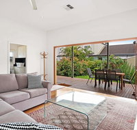 Newcastle Executive Homes - Cooks Hill Cottage - Schoolies Week Accommodation