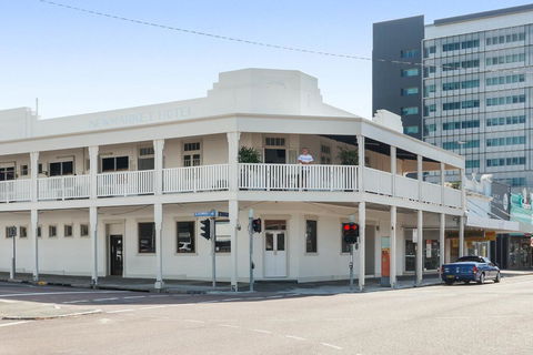 Newmarket Hotel - Schoolies Week Accommodation 2