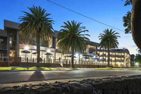 North Pier Hotel - Schoolies Week Accommodation 0