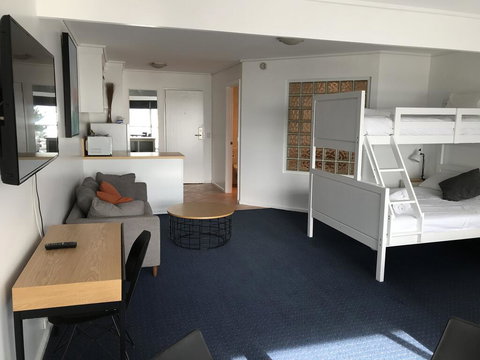 North Pier Hotel - Schoolies Week Accommodation 2