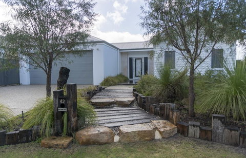 OCEAN & EARTH - Schoolies Week Accommodation 0