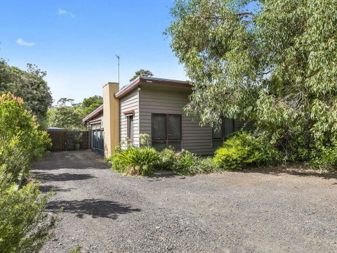 OCEANS 12 - ANGLESEA - Schoolies Week Accommodation 0