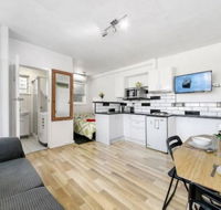 Park St Walk to the Beach - Schoolies Week Accommodation