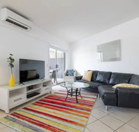 Peaceful 1 Bedroom Apartment with Parking - Schoolies Week Accommodation