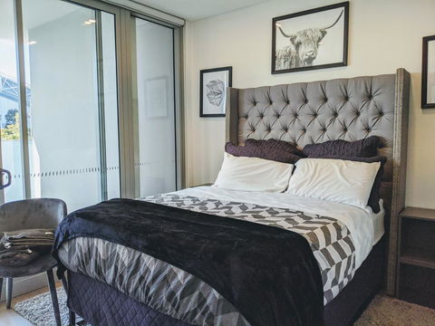 Presidential 3-bed 2-bath, Balcony, With Pool Included - Schoolies Week Accommodation 0
