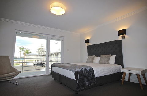 Quays Hotel - Schoolies Week Accommodation 1