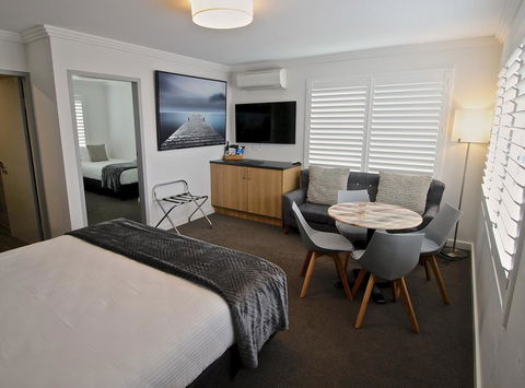 Quays Hotel - Schoolies Week Accommodation 2