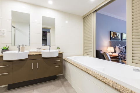 Resort Room In Paradise - Schoolies Week Accommodation 2