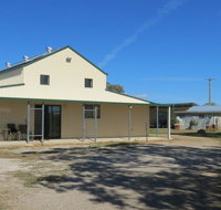 RETRO FUNNY FARM - Schoolies Week Accommodation