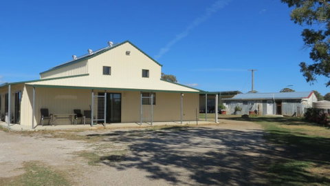 RETRO FUNNY FARM - Schoolies Week Accommodation 0