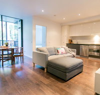 RIVERSIDE RICHMOND LARGE 1 BEDROOM POOLPARKINGNETFLIX - Schoolies Week Accommodation