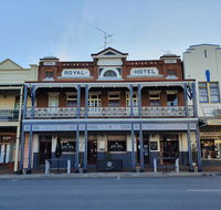 Royal Hotel - Schoolies Week Accommodation