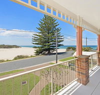 SEASCAPE - An Enticing Lakeside Escape - Schoolies Week Accommodation