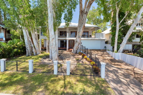 Seascape Luxury Beachfront House - Schoolies Week Accommodation 1