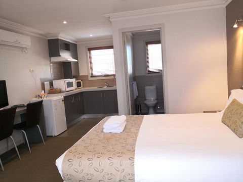 Seymours On Lydiard - Schoolies Week Accommodation 1