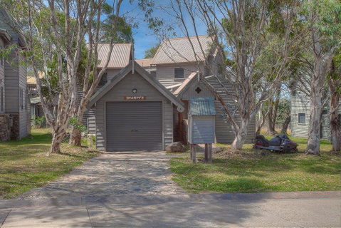 Sharpys Chalet - Schoolies Week Accommodation 3