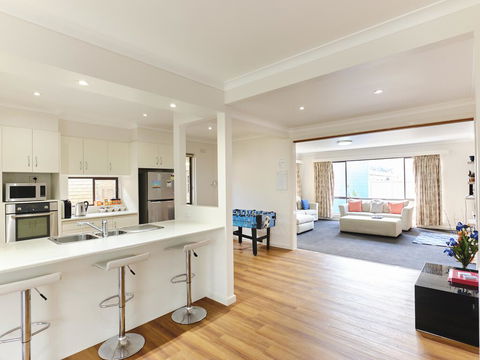 Skymirror Villa - Schoolies Week Accommodation 3