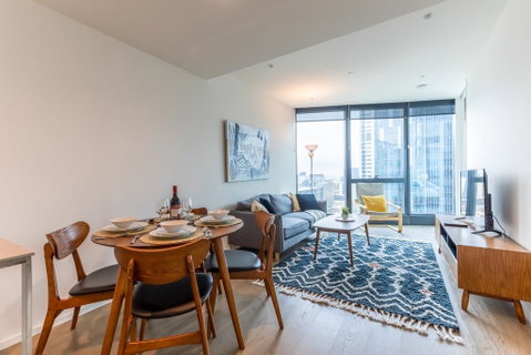 Skyscraper Apartment With Floor To Ceiling Views - Schoolies Week Accommodation 1