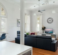 Spacious 2-bed 2-bath Home with Parking and Balcony - Schoolies Week Accommodation