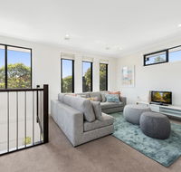 Spacious 4-Bed House with Parking and Backyard - Schoolies Week Accommodation