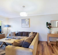 Spacious Renovated Apartment In Quiet Area - Schoolies Week Accommodation