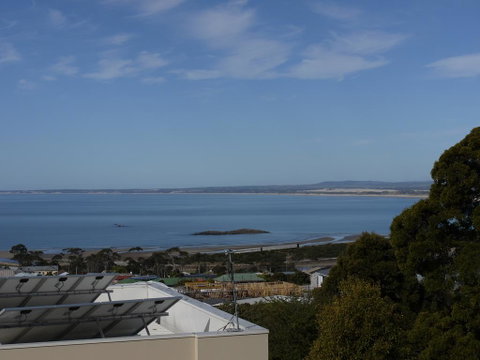 Spectacular Holiday Living - Schoolies Week Accommodation 2