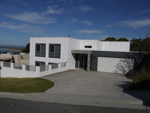 Spectacular Holiday Living - Schoolies Week Accommodation 0
