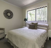 Spring Hill with Pool - Schoolies Week Accommodation
