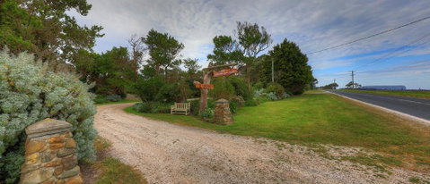 Stanley Lakeside Spa Cabins - Schoolies Week Accommodation 0