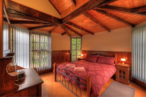 Stanley Lakeside Spa Cabins - Schoolies Week Accommodation 3