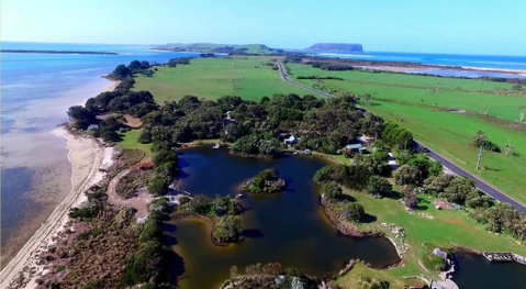 Stanley Lakeside Spa Cabins - Schoolies Week Accommodation 1