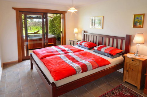 Stephanette's Cottage - Schoolies Week Accommodation 1