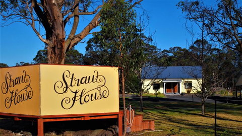 Straw House B And B - Schoolies Week Accommodation 0
