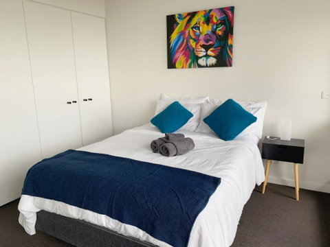 Stylish 2BR 2BT Apt With Bay Views, Secure Parking, Netflix, Gym Pool And Wine - Schoolies Week Accommodation 2
