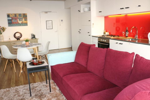 Stylish 2BR 2BT Apt With Bay Views, Secure Parking, Netflix, Gym Pool And Wine - Schoolies Week Accommodation 1